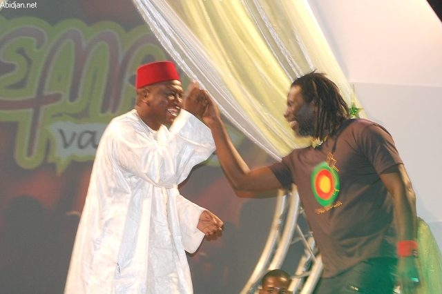 L`artiste ivoirien Tiken Jah Fakoly chante pour le Mali